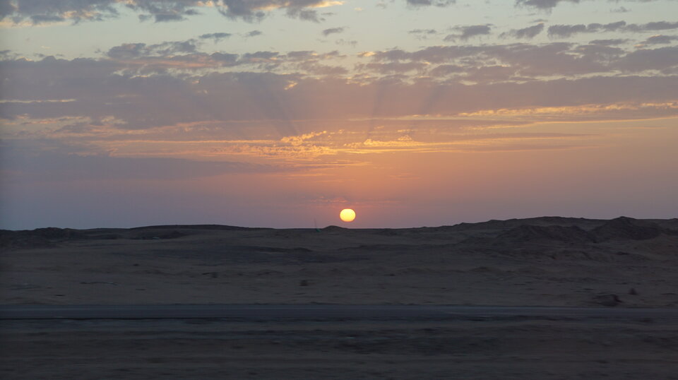wschód słońca na pustyni.JPG - Sword4You