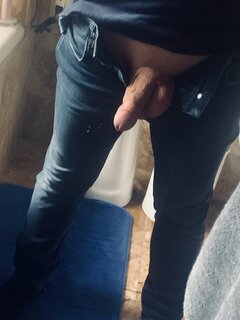 Zmeczony po szybkim lunchu z kolezanka