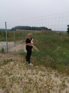 Pokazuje swoje wdzięki może ktoś chce