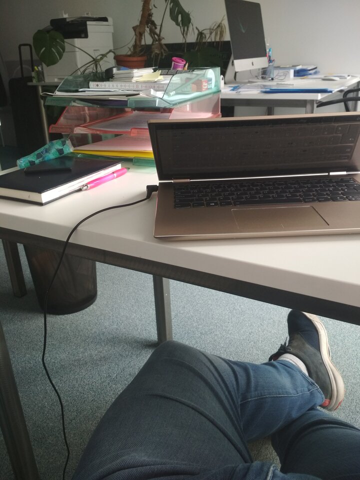 pod stołem.jpg - DoktorekzWWA