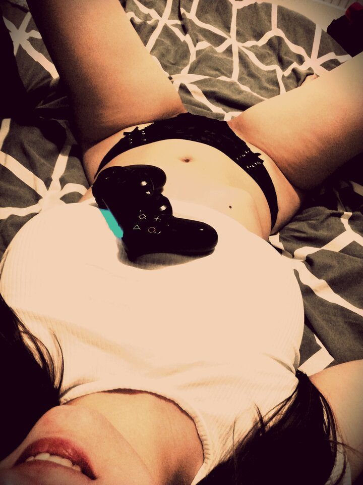 Gamer-girl - Wedontspeakhuman