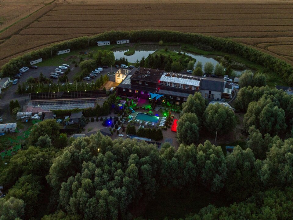 JC&R - Wieczorem, przed imprezą 18 lipca. - jacuzzi