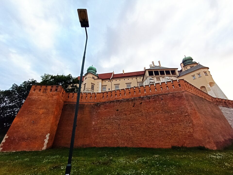 Przyparty do muru... - Arrou