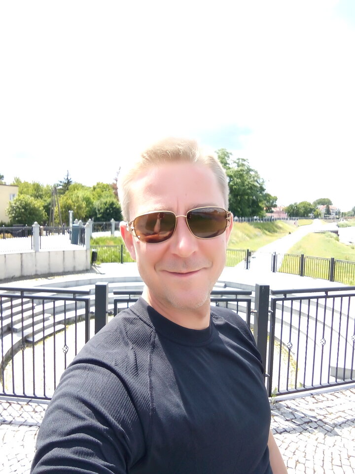 P00712-120645.jpg - Survival82