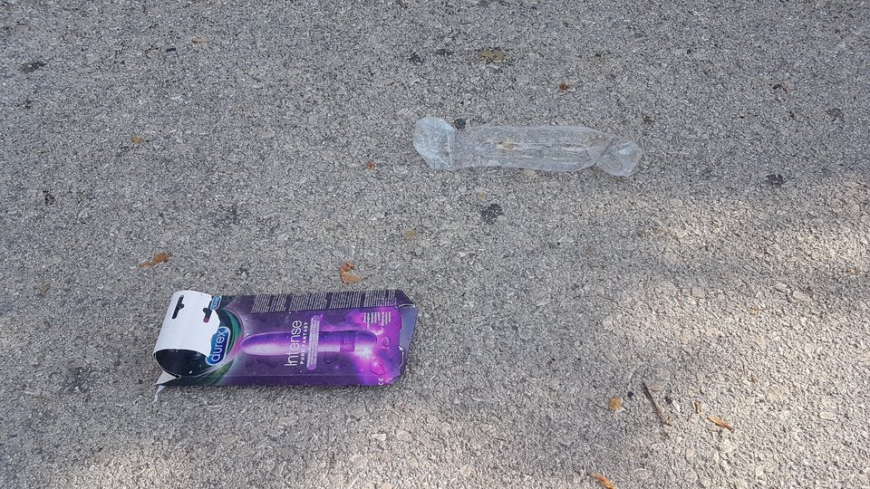 Komuś sie spieszyło... pod sklepem ;-) - grzeeech