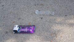 Komuś sie spieszyło... pod sklepem ;-)