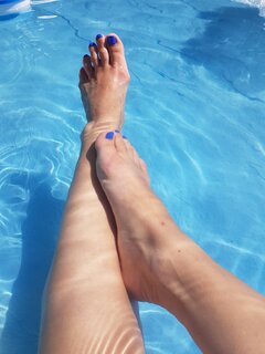 Nóżki w basenie