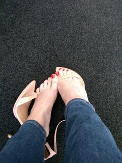 Jak sandalki to tylko na gole stopki :)