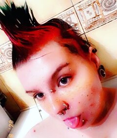 mała gówniara bawi się w małego anarchistę