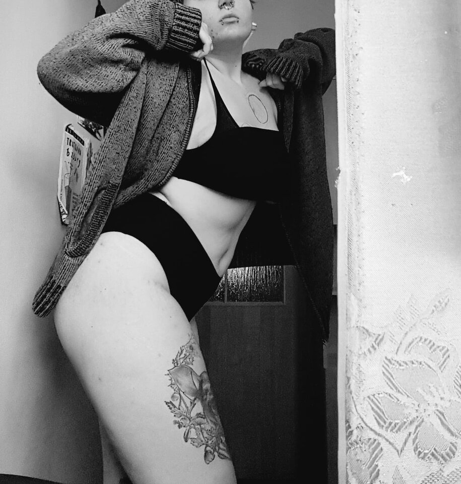 hiii bitches, the queen is back I hii queens, the bitch is back - NiegrzecznaG0wniara