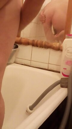 P cwelik myje dupkę podczas kąpieli 03.10.2020 g.16.43.jpg