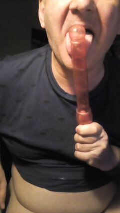 P cwelik liże swoją zabawkę jak kutasa 20.10.2020 g.01.43.jpg