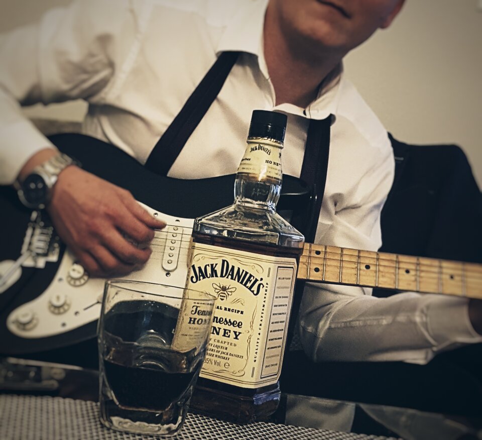 Brak imprez... powoduje że pijesz i grasz do lustra... - LuxCouple