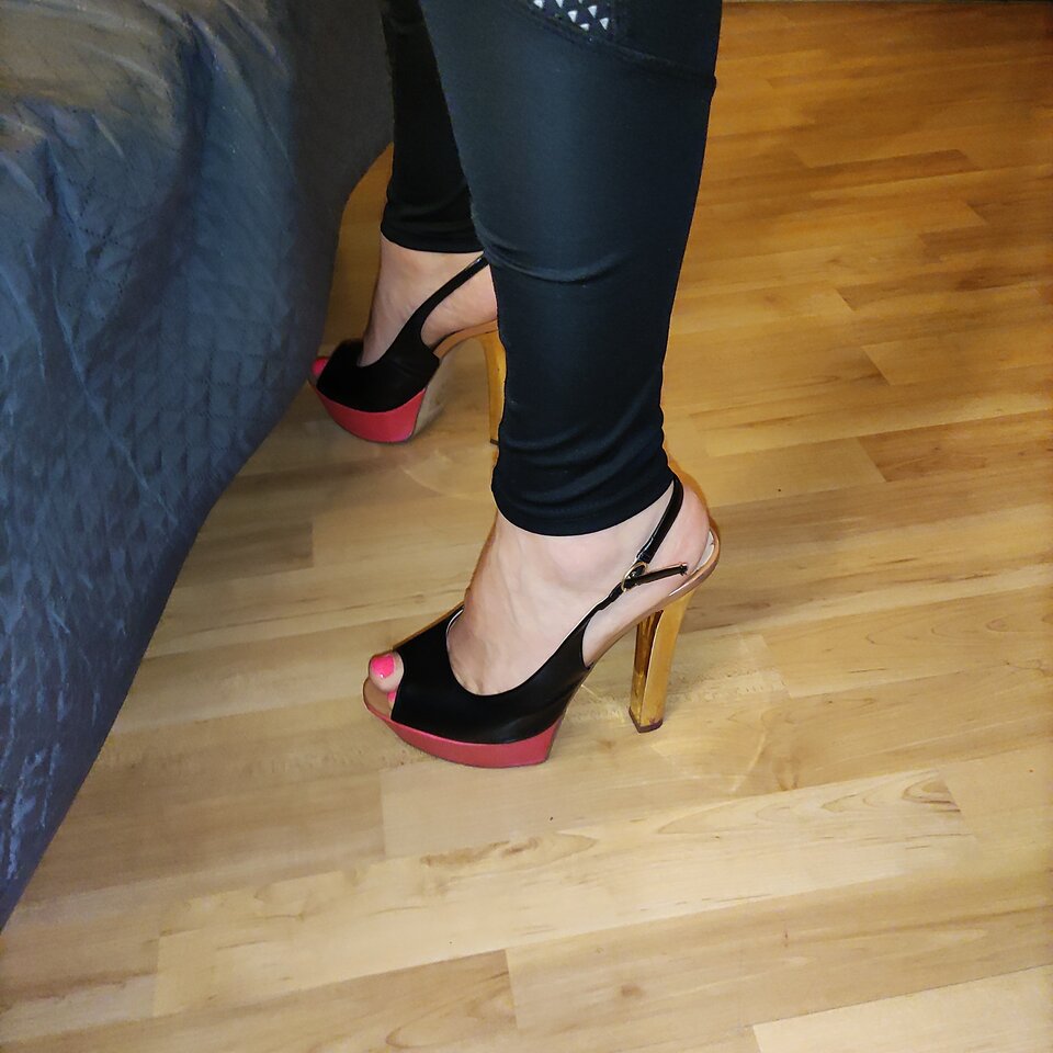 Szpilki, legginsy. - Kimi_Dodo