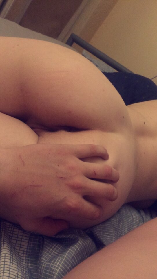 Chill - HotCharlotteCopule