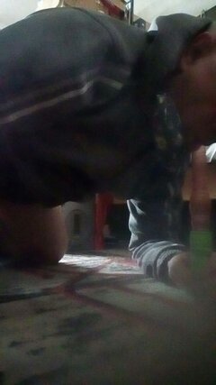 P cwelik na kolonach bawi się w obciąganie kutasa 26.01.2021 g.12.46.jpg