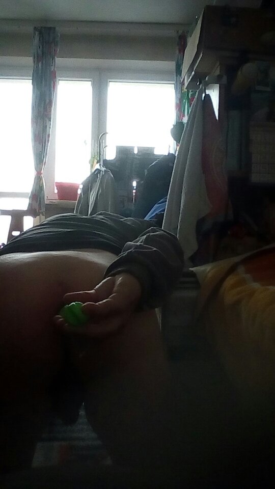 P cwelik na kolanach rucha dziurkę zabawką 26.01.2021 g.12.57.jpg - Wawa48