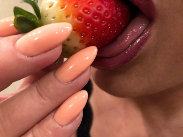 smakowałam ją przez chwilę...🍓👅 - Anello