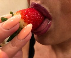 położyłam ją na czubku swojego języka...