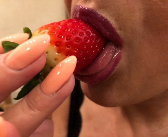 położyłam ją na czubku swojego języka... - Anello