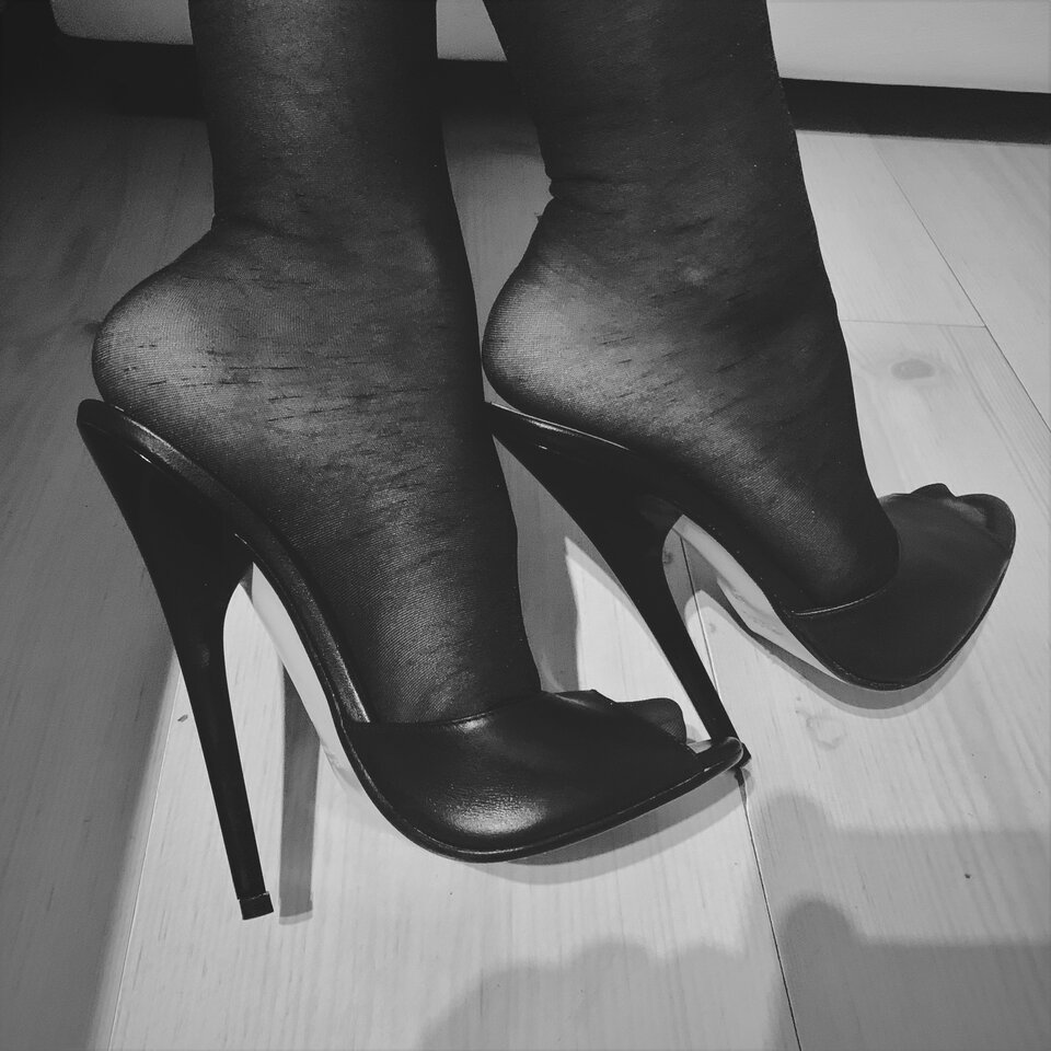 🦶🏻👠🦶🏻 - blackmeg