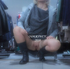 Schowana między regałami ...