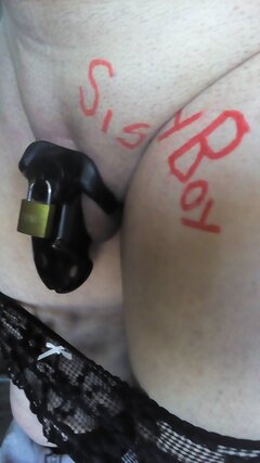 P cwelik SissyBoy w klatce czystości, czarnych koronkowych majteczkach z napisem SissyBoy 12.05.2021 g.14.16.jpg