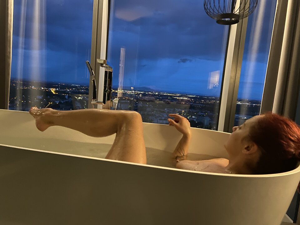 Wanna w oknie.jpeg - MrMaxPervandDaughter