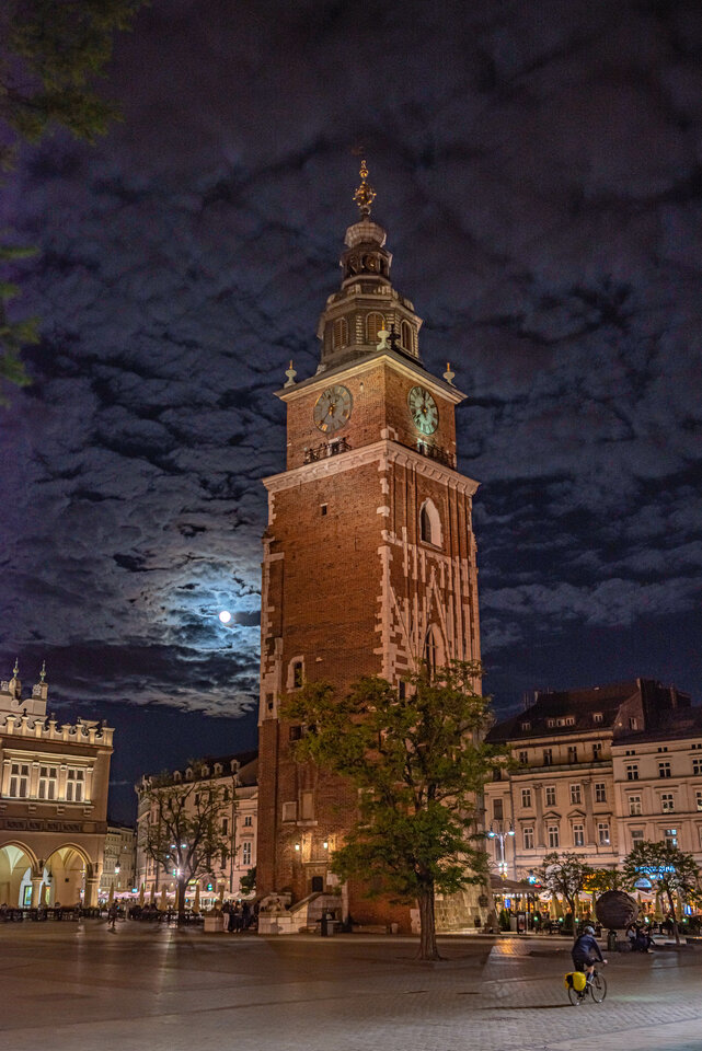 Ratusz na tle pełni - mystic