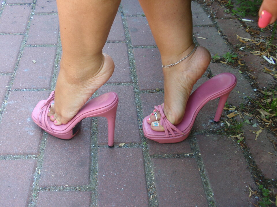 pani pozuje - swing_feet01