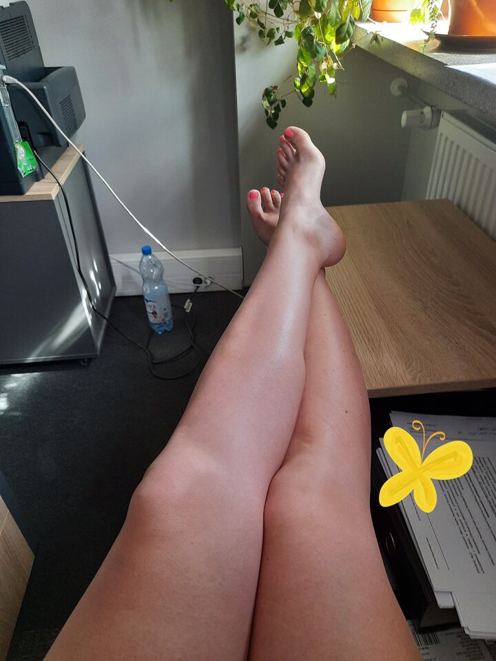 Kiedy są upały,  to nawet w pracy trzeba zadbać o relaks 🤭 - Maggie_Walt