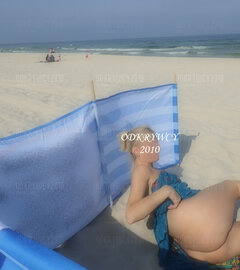 Schowana za parawanem ...