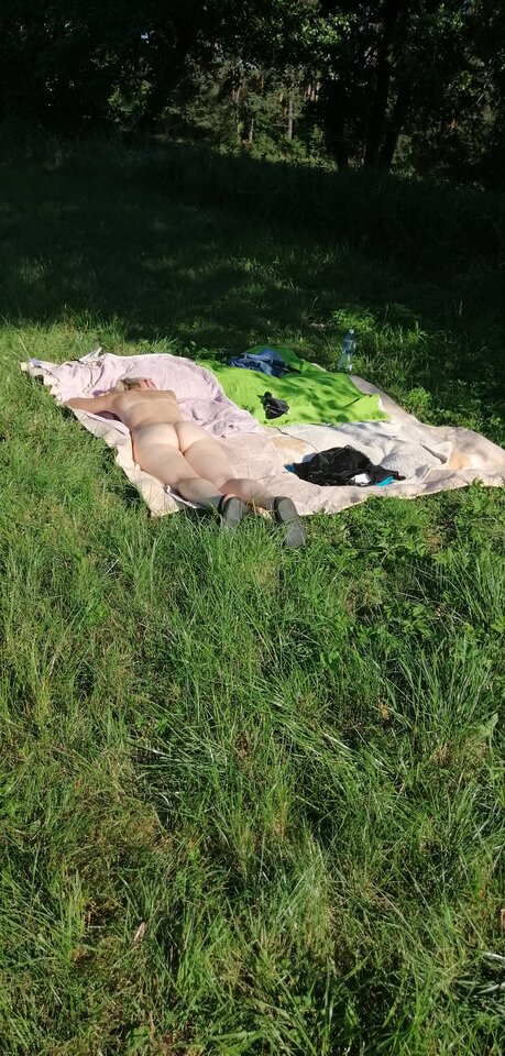 Nie ma to jak się poopalac na łące  - onirazem2000