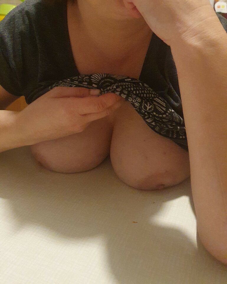 Cycki na stole.jpg - KiB82