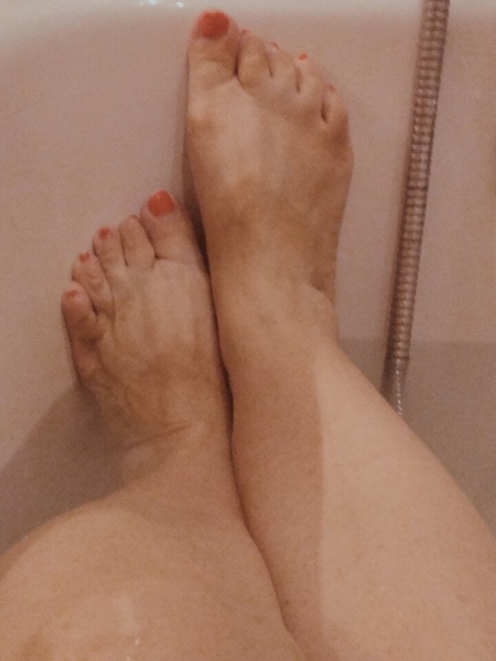 Słońce nierówno odpaliło stopy w sandałach - Ajsza69