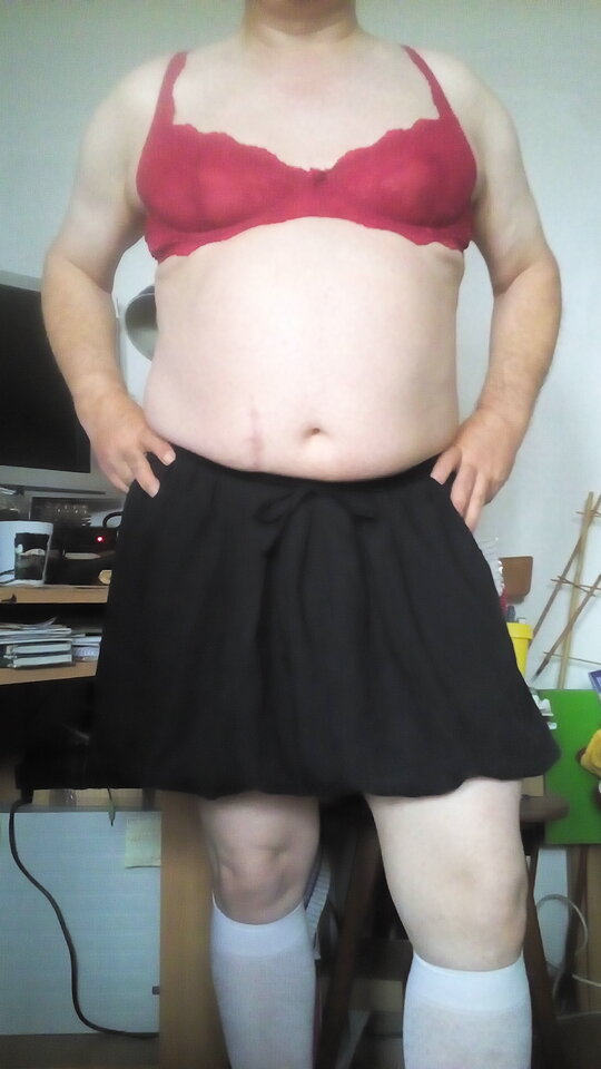 P SissyBoy w różowych majteczkach, w czerwonym staniczku, czarnej spódnicy, białych skarpetkach 19.09.2021 g.13.54.jpg - Wawa48