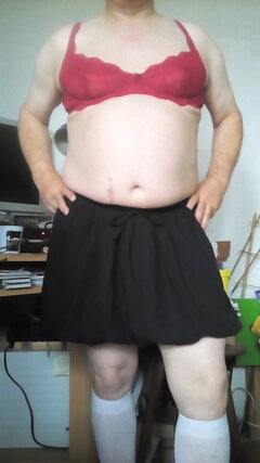 P SissyBoy w różowych majteczkach, w czerwonym staniczku, czarnej spódnicy, białych skarpetkach 19.09.2021 g.13.54.jpg