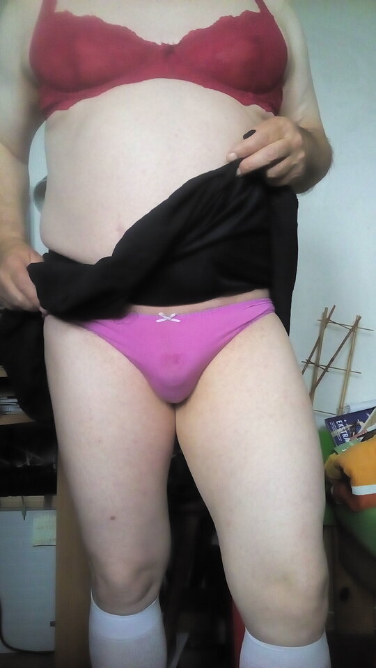 P SissyBoy w różowych majteczkach, w czerwonym staniczku, czarnej spódnicy 19.09.2021 g.13.56.jpg - Wawa48