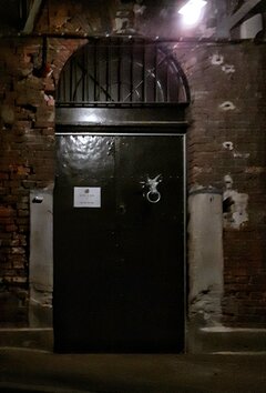 Brama wejściowa do pewnego Łódzkiego Klubu