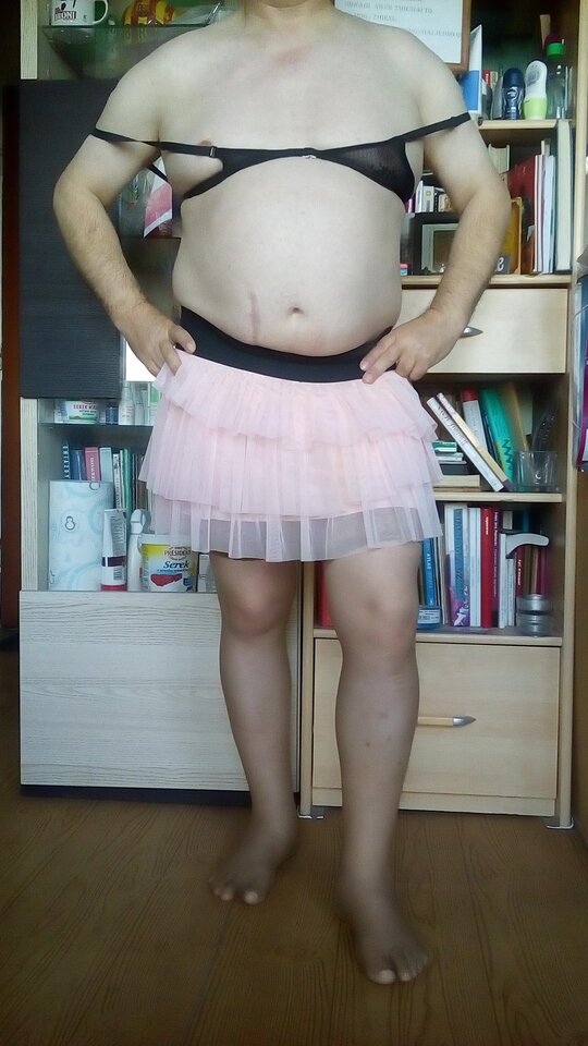 P SissyBoy w czarnym staniczku, pończoszkach i różowej spódniczce 18.10.2021 g.16.38.jpg - Wawa48