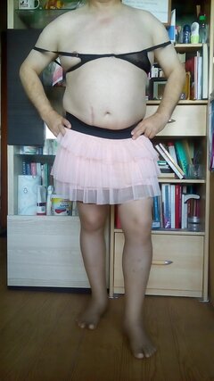 P SissyBoy w czarnym staniczku, pończoszkach i różowej spódniczce 18.10.2021 g.16.38.jpg