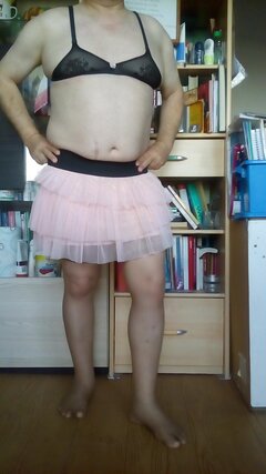 P SissyBoy w staniczku, pończoszkach i różowej spódniczce 18.10.2021 g.16.44.jpg