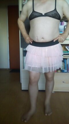 P SissyBoy w staniczku, pończoszkach i różowej spódniczce 18.10.2021 g.16.48.jpg