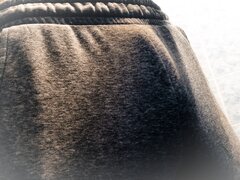 Najluźniesze ze spodni, lecz i tak pokazuje swą obecność..