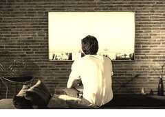 facet-z-tylu-oglada-telewizje_23-2147689481 (Copy).jpg