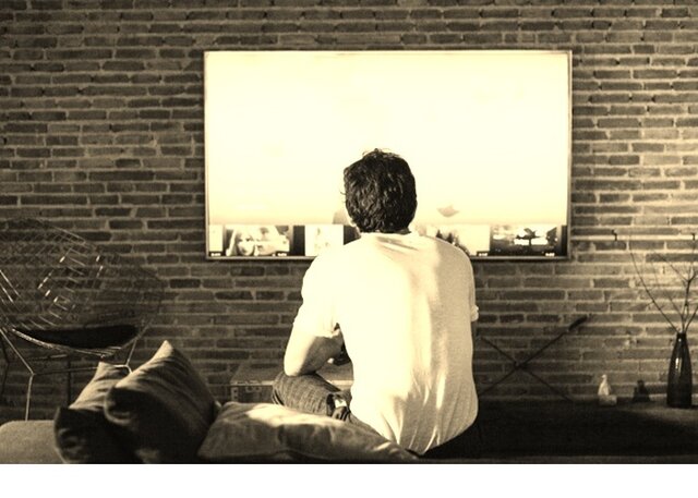 facet-z-tylu-oglada-telewizje_23-2147689481 (Copy).jpg - MAX1237