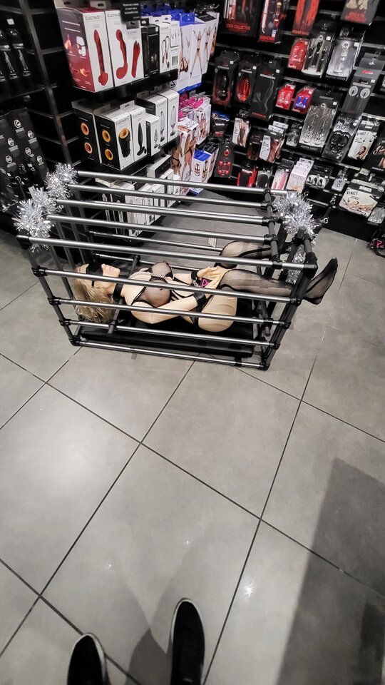 Fajne klamoty mają w tych sexszopach 🤔 - ona25on25para