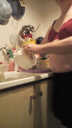 P SissyBoy w staniczku, w czarnej spódniczce i rajstopkach zmywa naczynia 22.12.2021 g.20.35.jpg