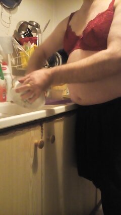 P SissyBoy w staniczku, czarnej spódniczce i rajstopkach zmywa naczynia 22.12.2021 g.20.36.jpg