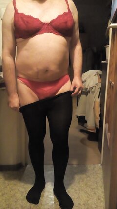 P SissyBoy w staniczku, opuszcza rajstopki pokazując majteczki 22.12.2021 g.20.42.jpg